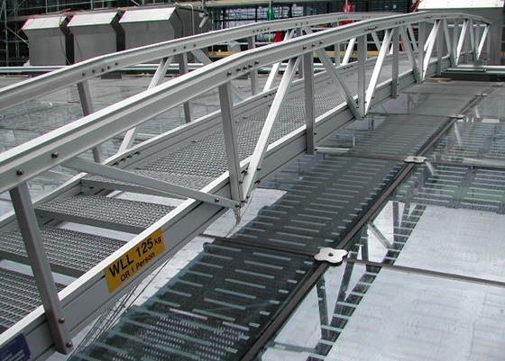 Traversing gantry on a glass roof
