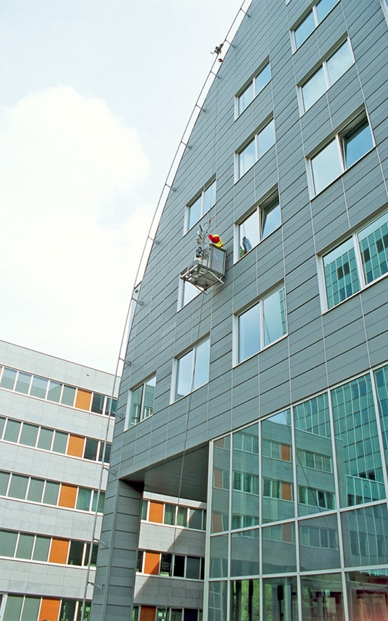 One hoist BMU Cradle on a Climbing Roslift Monorail