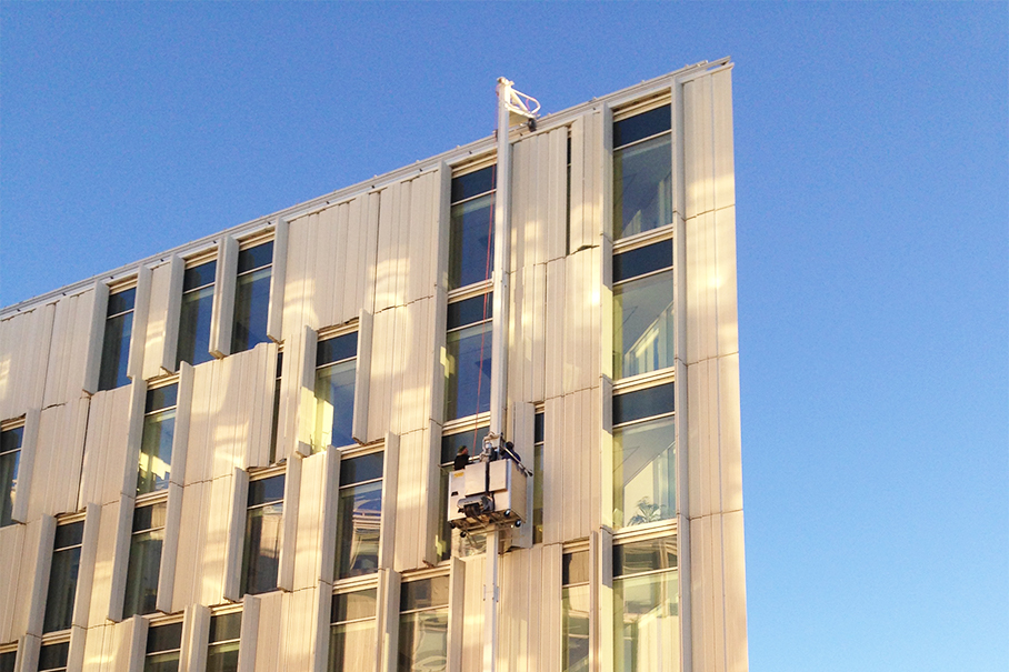 UN_City_facade_with_bmu