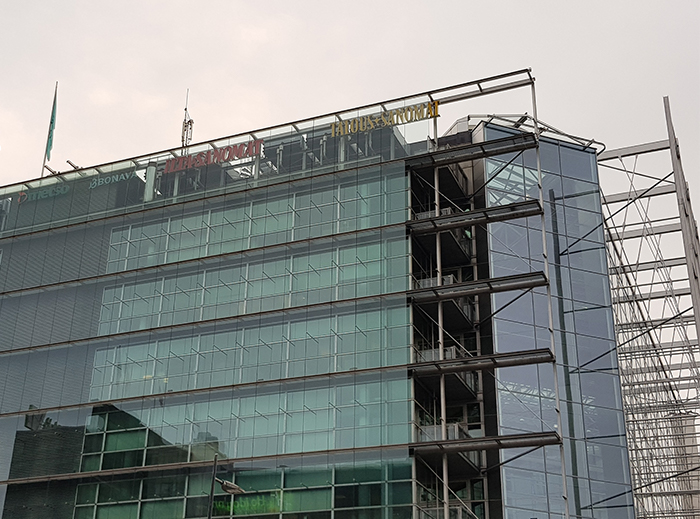 facade_with_roof_trolley